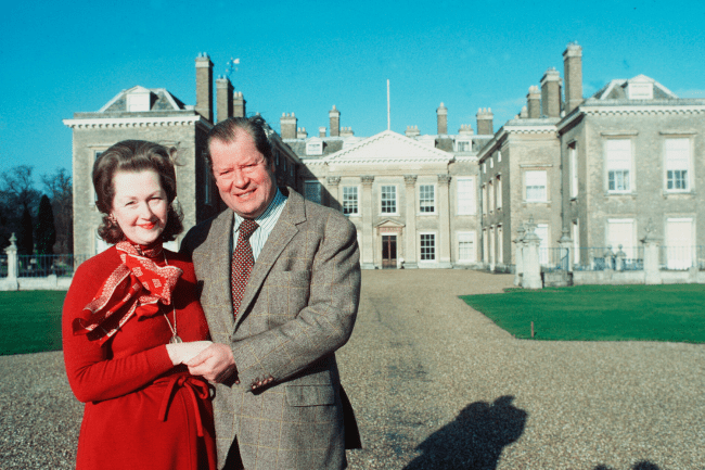 Raine Spencer e o pai da princesa Diana, Earl Spencer em frente a mansão Althorp