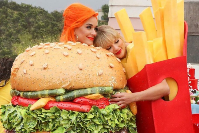 Taylor Swift e Katy Perry se reconciliando no clipe de 