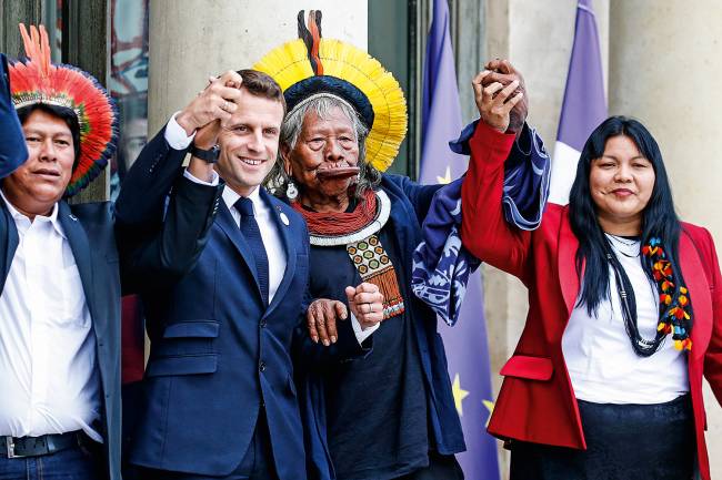 RAONI-EMMANUEL-MACRON-PARIS-2019 Raoni Metuktire, chefe da tribo Kayapó, e o presidente francês Emmanuel Macron