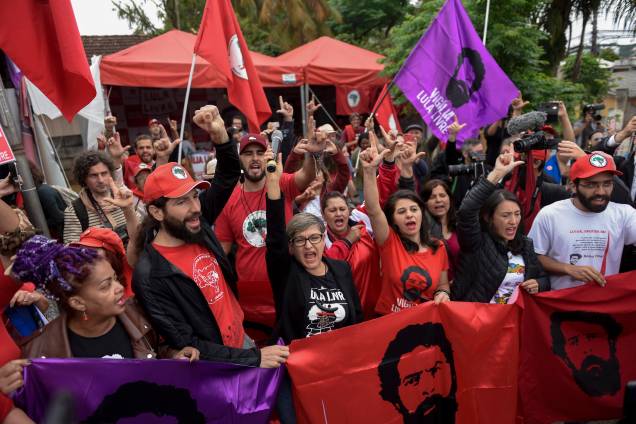 Apoiadores do ex-presidente brasileiro Luiz Inácio Lula da Silva em frente à sede da Polícia Federal, em Curitiba Apoiadores do ex-presidente brasileiro Luiz Inácio Lula da Silva em frente à sede da Polícia Federal, em Curitiba