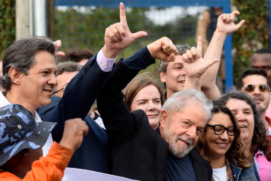 Lula deixa a prisão na sede da PF, em Curitiba Lula deixa a prisão na sede da PF, em Curitiba