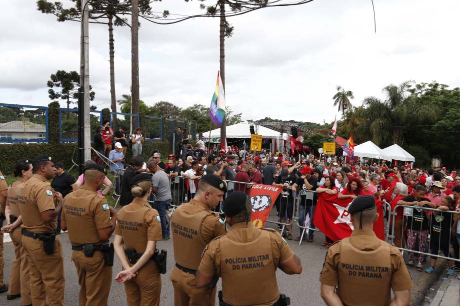 Apoiadores do ex presidente Luiz Inácio Lula da Silva se concentram na frente da sede da Polícia Federal, em Curitiba