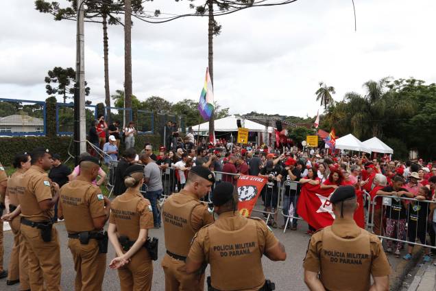 Apoiadores do ex presidente Luiz Inácio Lula da Silva se concentram na frente da sede da Polícia Federal, em Curitiba Apoiadores do ex presidente Luiz Inácio Lula da Silva se concentram na frente da sede da Polícia Federal, em Curitiba