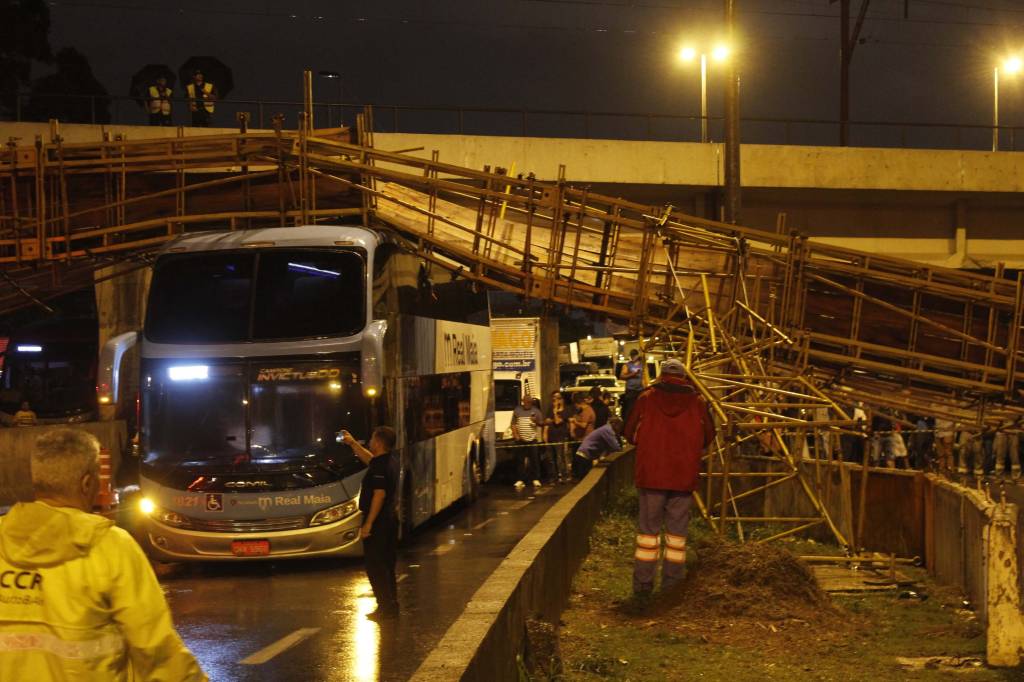 Marginal Tietê, em SP, é liberada após passarela cair