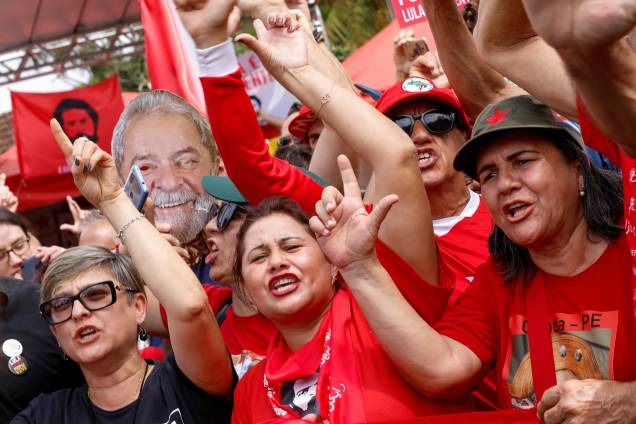 Apoiadores do ex-presidente do Brasil, Luiz Inácio Lula da Silva, fazem um gesto fora da sede da Polícia Federal, em Curitiba Apoiadores do ex-presidente do Brasil, Luiz Inácio Lula da Silva, fazem um gesto fora da sede da Polícia Federal, em Curitiba