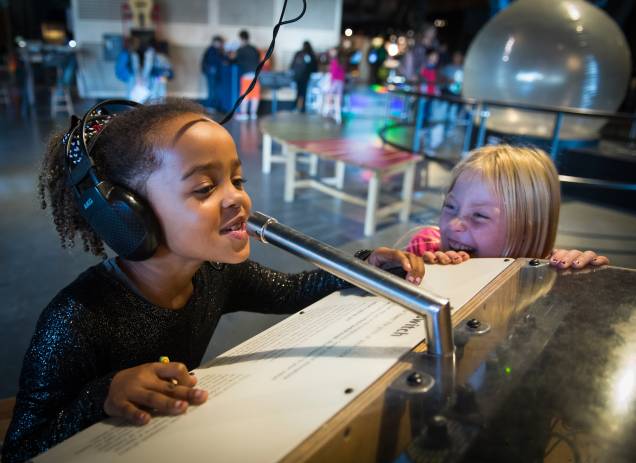 Crianças se divertem no museu Exploratorium, em São Francisco (EUA) Crianças se divertem no museu Exploratorium, em São Francisco (EUA)