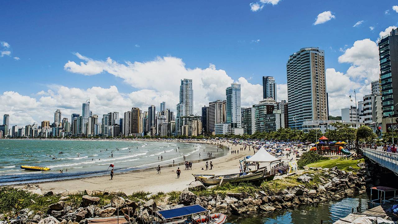 Praia em Balneário Camboriú (SC), um dos destinos mais procurados no país: o turismo já vive cenário de alta