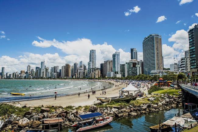 Praia em Balneário Camboriú (SC), um dos destinos mais procurados no país: o turismo já vive cenário de alta