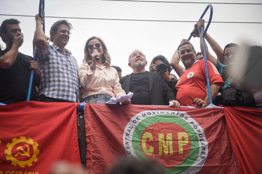 Marcelo Freixo(PSOL-RJ), Fernando Haddad(PT), Gleisi Hoffmann(PT-PR) e Lula em ato no em frente ao Sindicato dos Metalúrgicos, em São Bernardo do Campo-SP Marcelo Freixo(PSOL-RJ), Fernando Haddad(PT), Gleisi Hoffmann(PT-PR) e Lula em ato no em frente ao Sindicato dos Metalúrgicos, em São Bernardo do Campo-SP