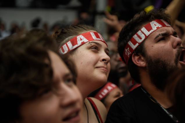 Apoiadores do ex-presidente Lula em ato em frente ao Sindicato dos Metalúrgicos, em São Bernardo do Campo-SP Apoiadores do ex-presidente Lula em ato em frente ao Sindicato dos Metalúrgicos, em São Bernardo do Campo-SP