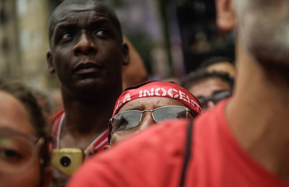 Apoiadores do ex-presidente Lula em ato em frente ao Sindicato dos Metalúrgicos, em São Bernardo do Campo-SP