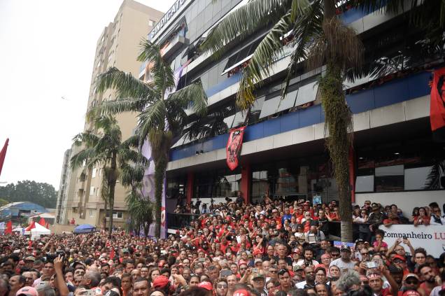 O ex-presidente Lula falou ao público em ato no em frente ao Sindicato dos Metalúrgicos, em São Bernardo do Campo-SP O ex-presidente Lula falou ao público em ato no em frente ao Sindicato dos Metalúrgicos, em São Bernardo do Campo-SP