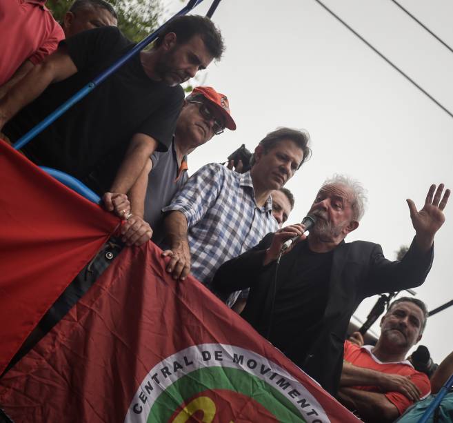 O ex-presidente Lula falou ao público em ato no em frente ao Sindicato dos Metalúrgicos, em São Bernardo do Campo-SP