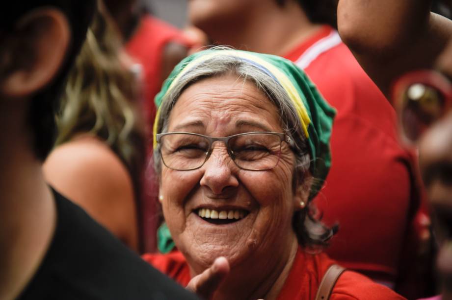 Apoiadores do ex-presidente Lula em ato em frente ao Sindicato dos Metalúrgicos, em São Bernardo do Campo-SP