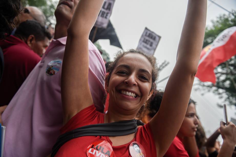 Apoiadores do ex-presidente Lula em ato em frente ao Sindicato dos Metalúrgicos, em São Bernardo do Campo-SP