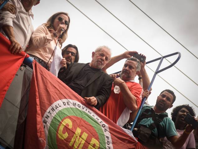 Ao lado de Gleisi Hoffmann, o ex-presidente Lula falou ao público em ato no em frente ao Sindicato dos Metalúrgicos, em São Bernardo do Campo-SP Ao lado de Gleisi Hoffmann, o ex-presidente Lula falou ao público em ato no em frente ao Sindicato dos Metalúrgicos, em São Bernardo do Campo-SP