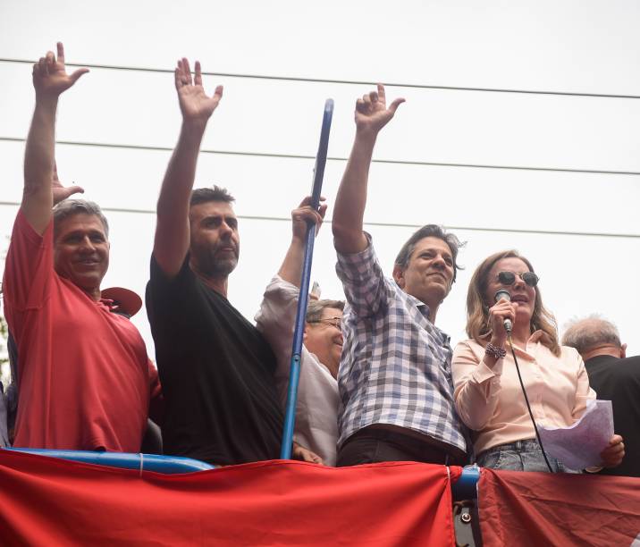Paulo Teixeira(PT-SP), Marcelo Freixo(PSOL-RJ), Fernando Haddad(PT) e Gleisi Hoffmann(PT-PR) em ato no em frente ao Sindicato dos Metalúrgicos, em São Bernardo do Campo-SP Paulo Teixeira(PT-SP), Marcelo Freixo(PSOL-RJ), Fernando Haddad(PT) e Gleisi Hoffmann(PT-PR) em ato no em frente ao Sindicato dos Metalúrgicos, em São Bernardo do Campo-SP