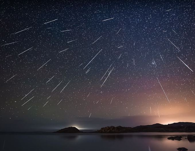 Em 2015, uma chuva de meteoros conhecida como Gemenídeos iluminou o céu noturno.