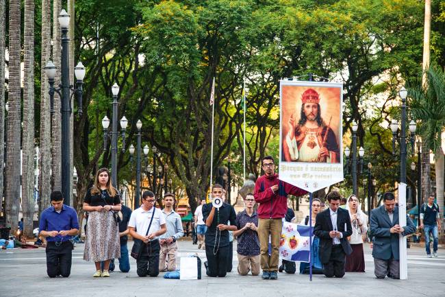 Tradicionalismo atrai jovens fiéis: missa em latim e mulheres de véu