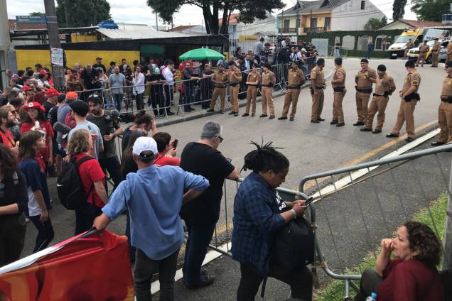 Policia Militar organiza a entrada da sede da Policia Federal, em Curitiba Policia Militar organiza a entrada da sede da Policia Federal, em Curitiba