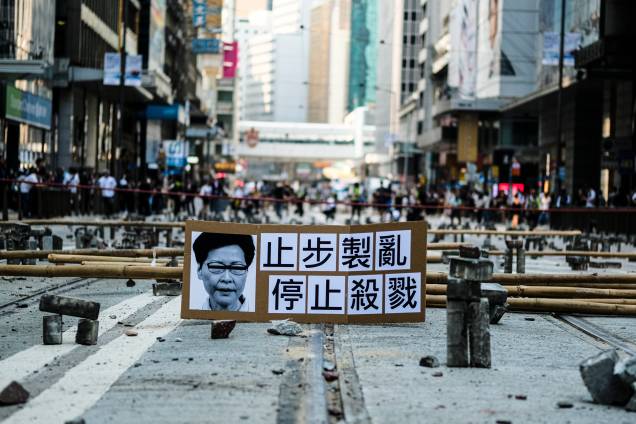 Tijolos são utilizados para bloquear o tráfego durante um protesto no distrito central de Hong Kong. Uma ação chamada de "Blossom Everywhere" foi organizada pelos manifestantes para paralisar o tráfego. Tijolos são utilizados para bloquear o tráfego durante um protesto no distrito central de Hong Kong. Uma ação chamada de "Blossom Everywhere" foi organizada pelos manifestantes para paralisar o tráfego.