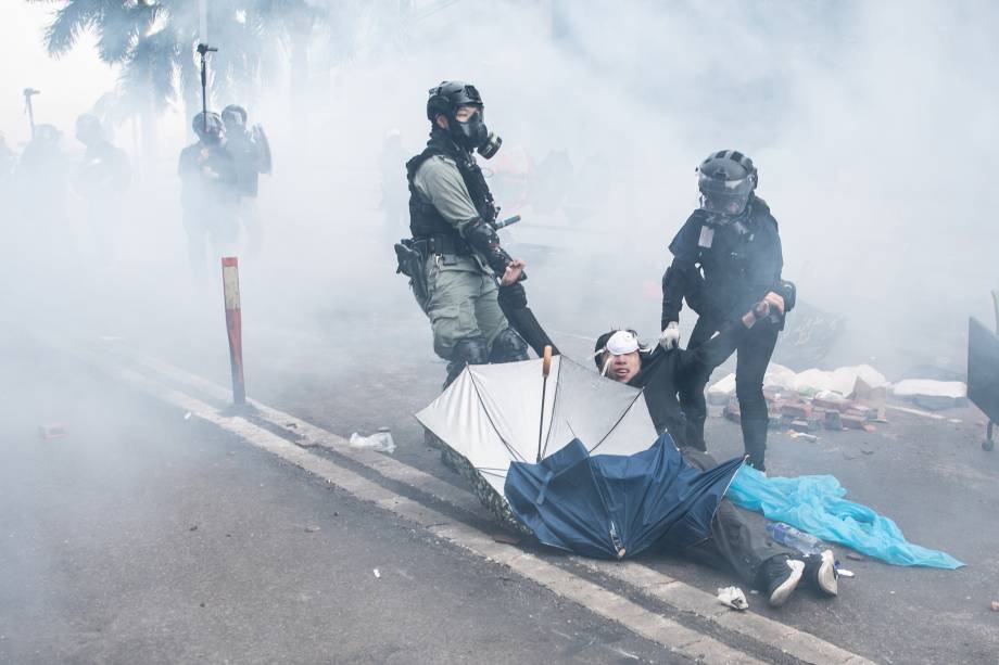 A polícia prende manifestantes antigovernamentais na Universidade Politécnica de Hong Kong