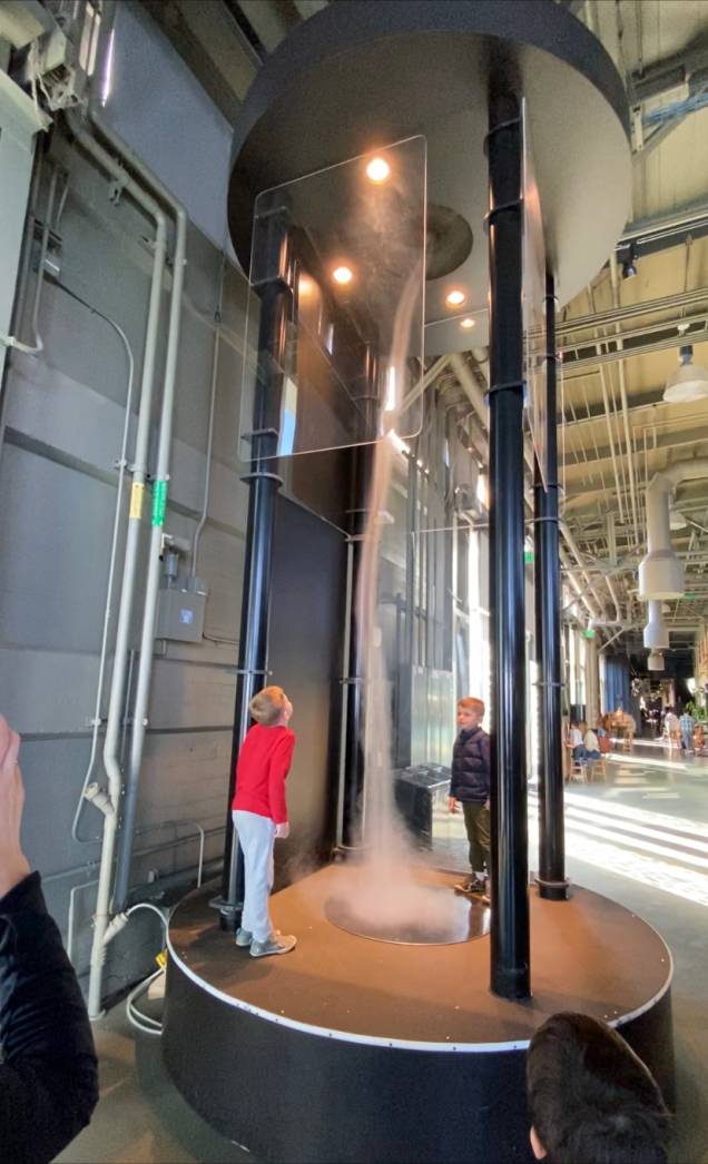 Simulador de tornado no museu Exploratorium, em São Francisco (EUA) Simulador de tornado no museu Exploratorium, em São Francisco (EUA)
