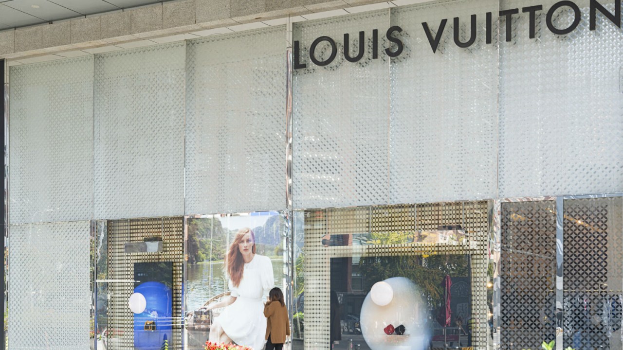 Fachada de uma loja da marca francesa Louis Vuitton, em Pequim, na China
