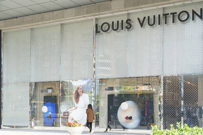 Fachada de uma loja da marca francesa Louis Vuitton, em Pequim, na China: mercado de luxo em crise