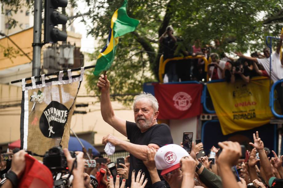 Apoiadores carregam o ex-presidente Lula em ato em frente ao Sindicato dos Apoiadores carregam o ex-presidente Lula em ato em frente ao Sindicato dos