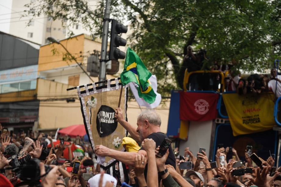 Apoiadores carregam o ex-presidente Lula em ato em frente ao Sindicato dos Metalúrgicos, em São Bernardo do Campo-SP Apoiadores carregam o ex-presidente Lula em ato em frente ao Sindicato dos Metalúrgicos, em São Bernardo do Campo-SP