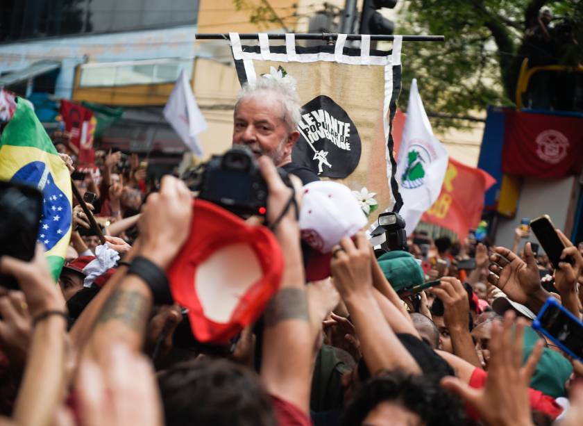 Apoiadores carregam o ex-presidente Lula em ato em frente ao Sindicato dos Metalúrgicos, em São Bernardo do Campo-SP