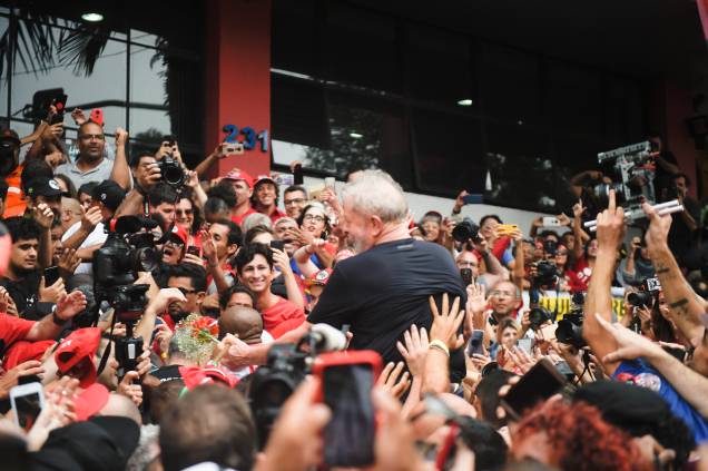 Apoiadores carregam o ex-presidente Lula em ato em frente ao Sindicato dos Metalúrgicos, em São Bernardo do Campo-SP Apoiadores carregam o ex-presidente Lula em ato em frente ao Sindicato dos Metalúrgicos, em São Bernardo do Campo-SP