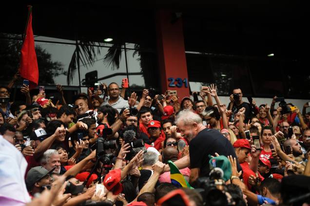 Apoiadores carregam o ex-presidente Lula em ato em frente ao Sindicato dos Metalúrgicos, em São Bernardo do Campo-SP Apoiadores carregam o ex-presidente Lula em ato em frente ao Sindicato dos Metalúrgicos, em São Bernardo do Campo-SP