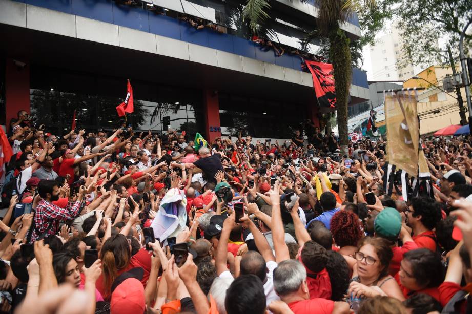 Apoiadores carregam o ex-presidente Lula em ato em frente ao Sindicato dos Metalúrgicos, em São Bernardo do Campo-SP