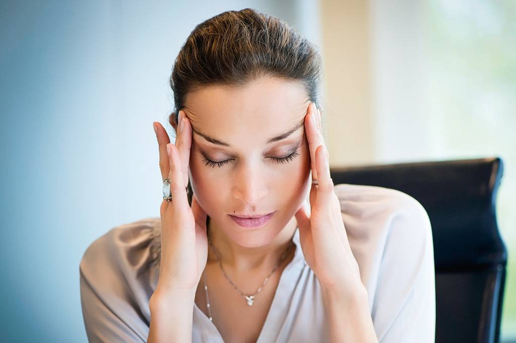 Mulheres com enxaqueca têm quase 50% menos força no pescoço