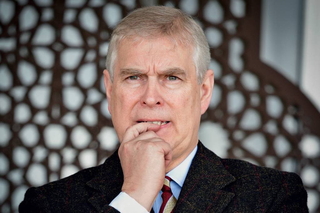 Parlamentares britânicos pressionam para retirar títulos reais do príncipe Andrew