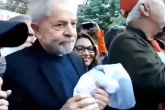 Lula sobe ao lado da namorada em palanque para falar com os apoiadores, em Curitiba Lula sobe ao lado da namorada em palanque para falar com os apoiadores, em Curitiba