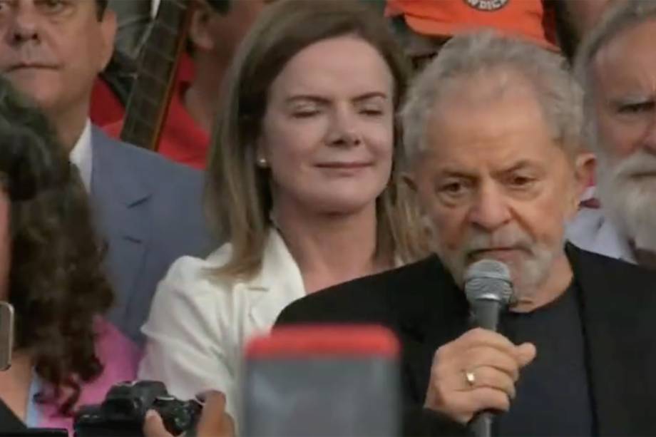 Lula sobe ao palanque para falar com os apoiadores, em Curitiba Lula sobe ao palanque para falar com os apoiadores, em Curitiba