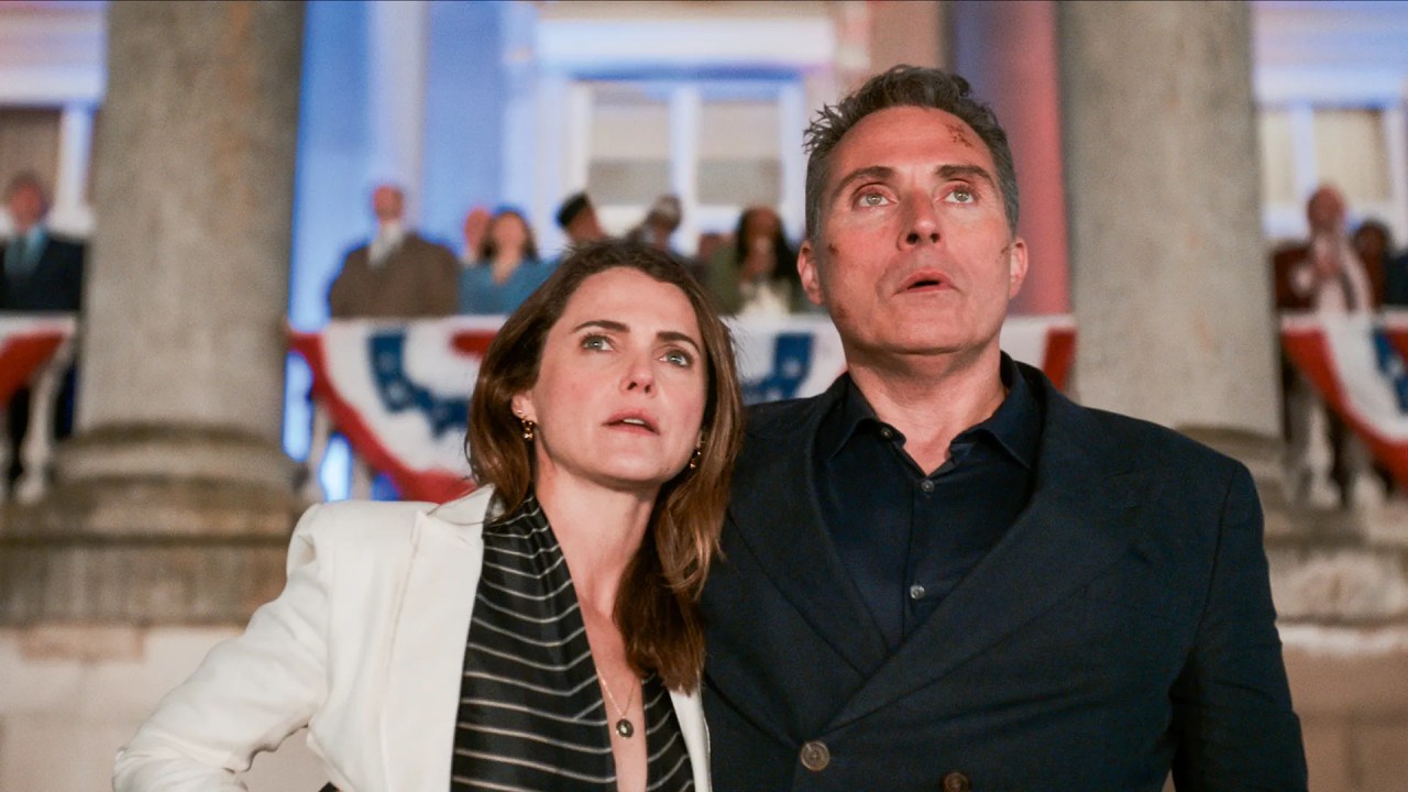 Keri Russell e Rufus Sewell em 'A Diplomata'