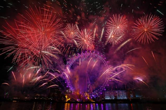 Inglaterra: fogos na London Eye, em Londres Inglaterra: fogos na London Eye, em Londres