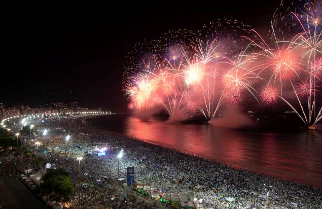 Brasil: queima de fogos em Copacabana Brasil: queima de fogos em Copacabana