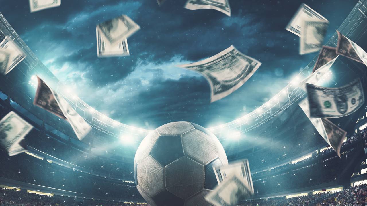 Cédulas chovendo no campo de futebol. Negócios no mundo esportivo - investimento - futebol