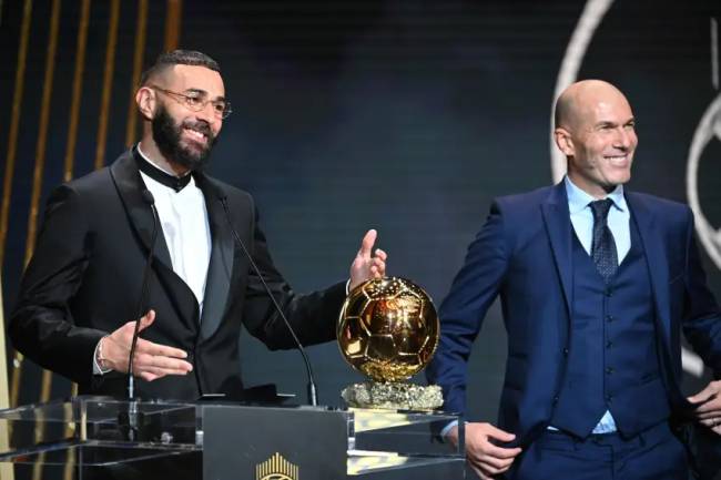 Benzema e Zidane na premiação da Bola de Ouro Benzema e Zidane na premiação da Bola de Ouro