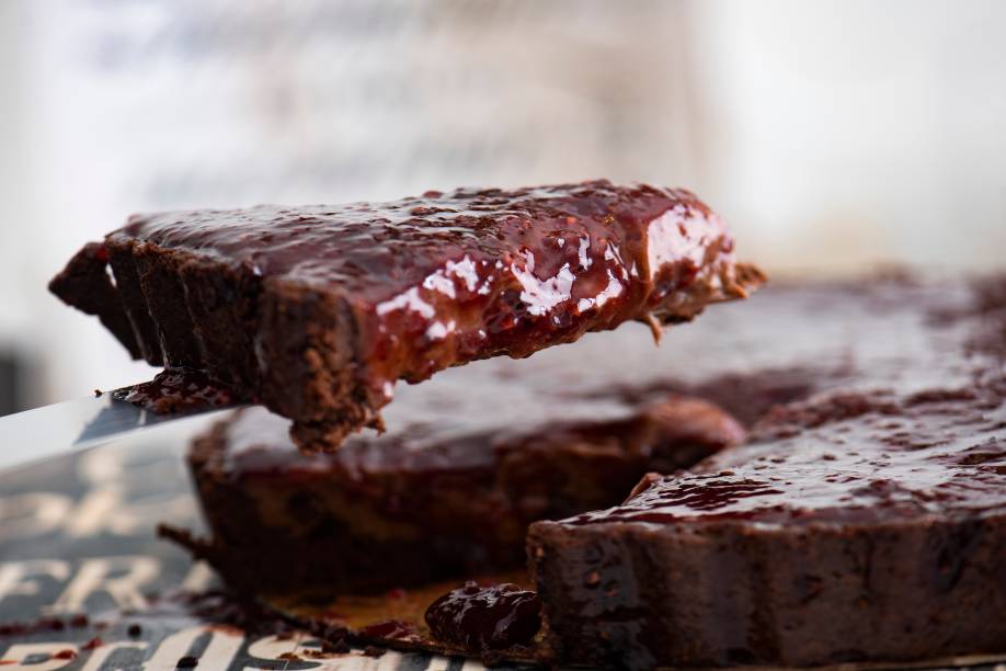 Torta de frutas vermelhas: novidade é feita com creme de chocolate, compota de frutas vermelhas, pimenta-rosa e base de sucroc