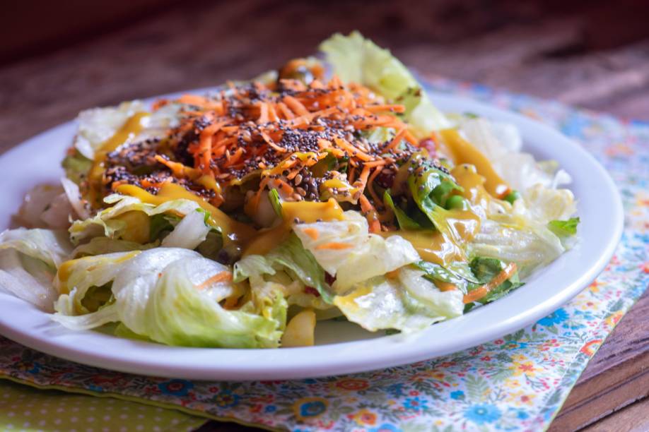 Salada jardineira: tomate seco, ervilha fresca, palmito, azeitona, cenoura e mix de grãos