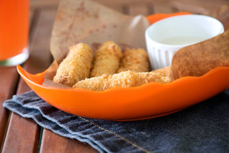 Croquete de peixe à delícia com molho de queijo: R$ 20,00 seis unidades