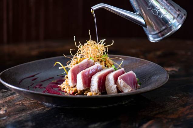 O atum mika: pescado chega à mesa selado, ao lado de arroz de alho negro e molho de amora O atum mika: pescado chega à mesa selado, ao lado de arroz de alho negro e molho de amora