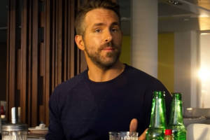 Ryan Reynolds em cena do filme 'Esquadrão 6'