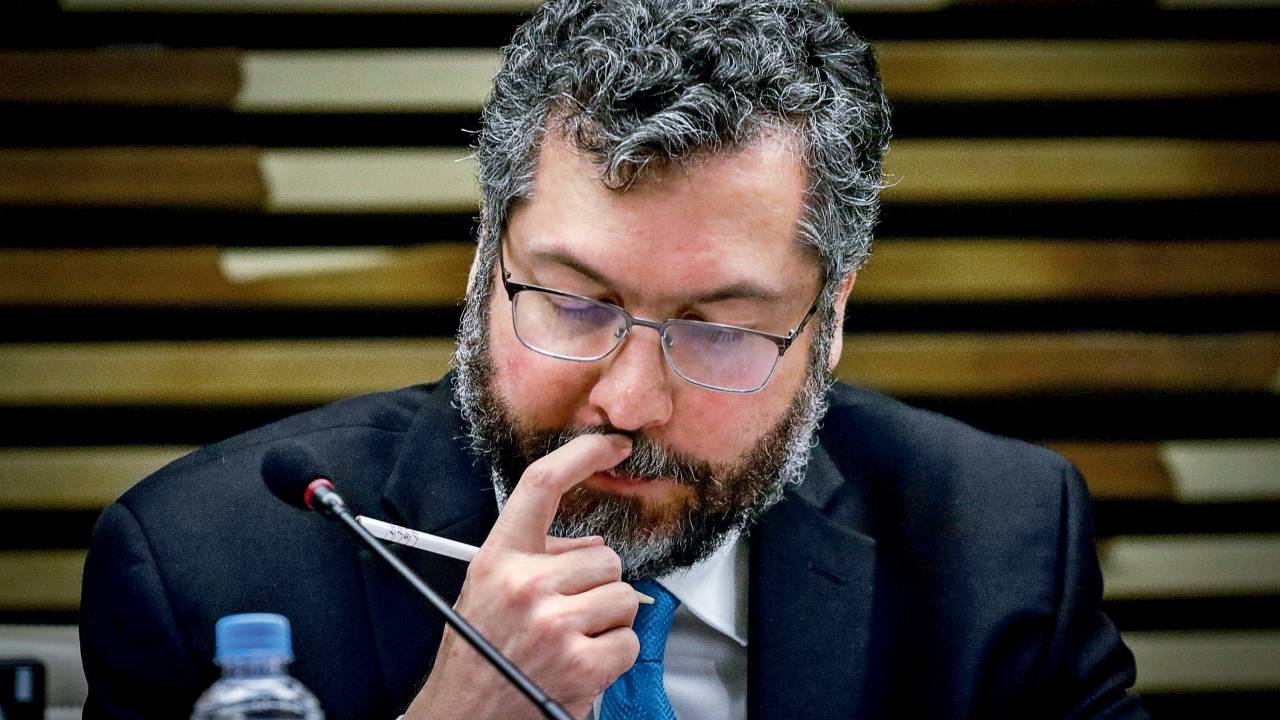 Ministro das Relações Exteriores, Ernesto Araújo, e o chanceler israelense, Gabi Ashkenazi, posam para foto depois de Araújo levar "esporro" por não usar máscara
